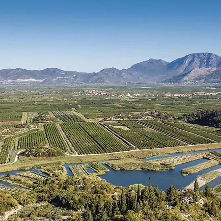 Apartment Three-Bedroom Apartment Blace With Sea View 06