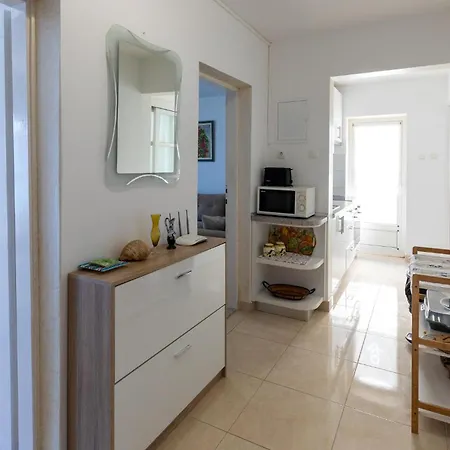 Apartment Three-Bedroom Apartment Blace With Sea View 06