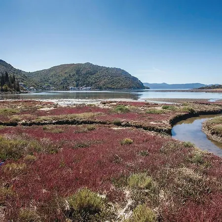 Apartment Three-Bedroom Apartment Blace With Sea View 06 *