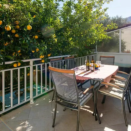 Apartment Three-Bedroom Apartment Blace With Sea View 06