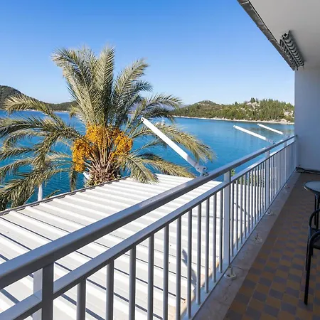 Three-Bedroom Apartment Blace With Sea View 06