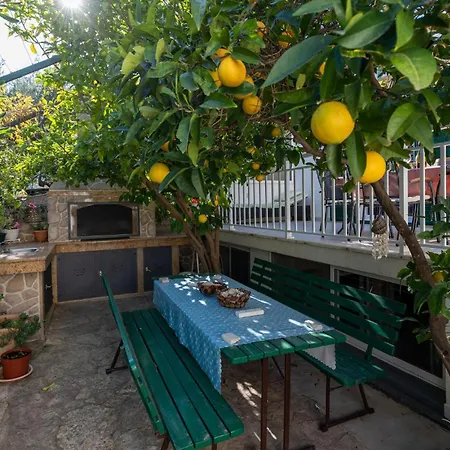 Apartment Three-Bedroom Apartment Blace With Sea View 06