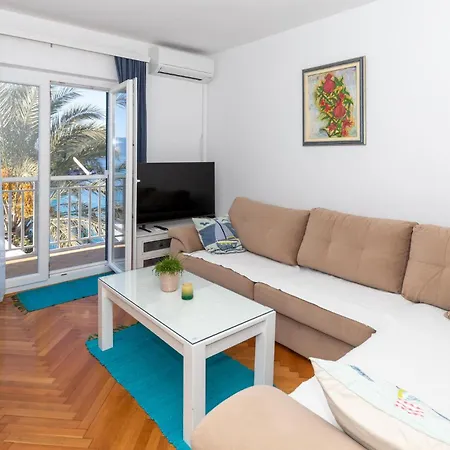 Three-Bedroom Apartment Blace With Sea View 06