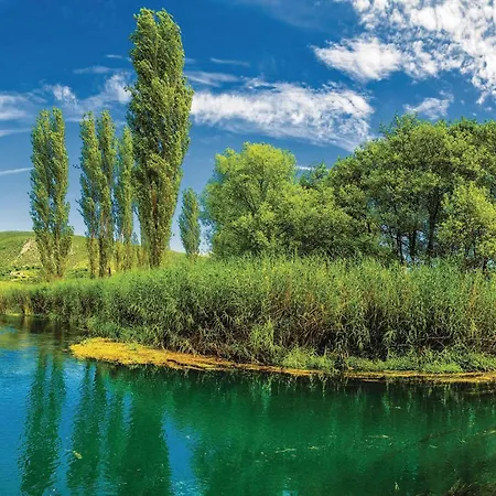 Apartment Three-Bedroom Apartment Blace With Sea View 06