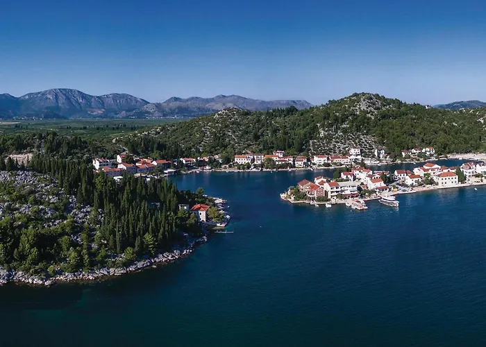 Three-bedroom With Sea View 06 דירה