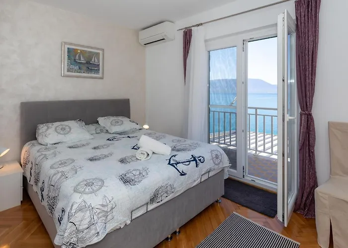 Three-bedroom With Sea View 06 דירה *