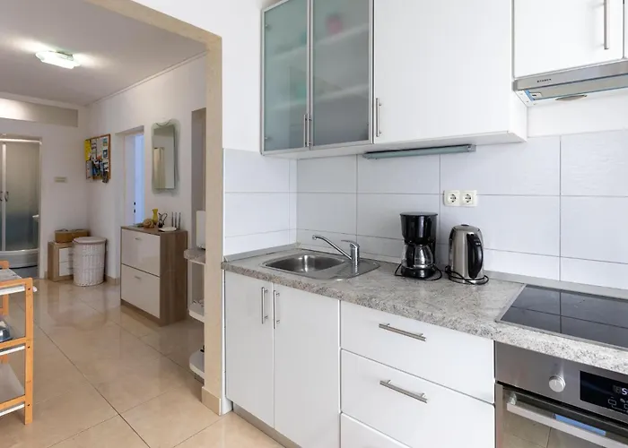 Three-bedroom With Sea View 06 דירה