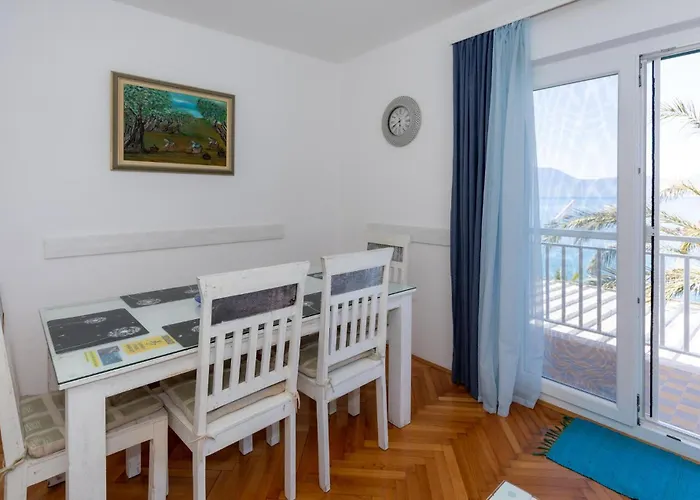 Three-bedroom With Sea View 06 דירה בלאצ'ה
