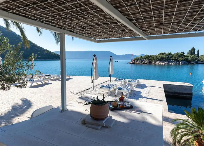 Three-bedroom With Sea View 06 דירה