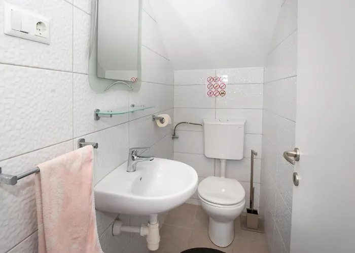 Three-bedroom With Sea View 06 דירה