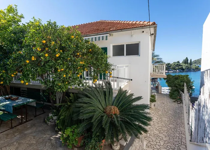 Three-bedroom With Sea View 06 דירה *