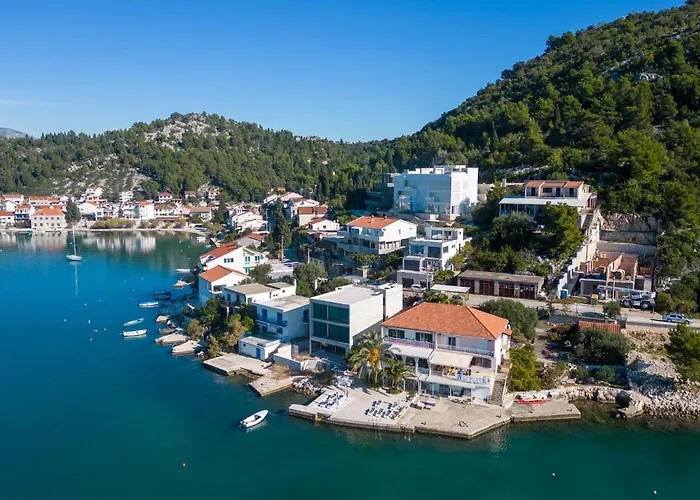 Three-bedroom With Sea View 06 דירה *